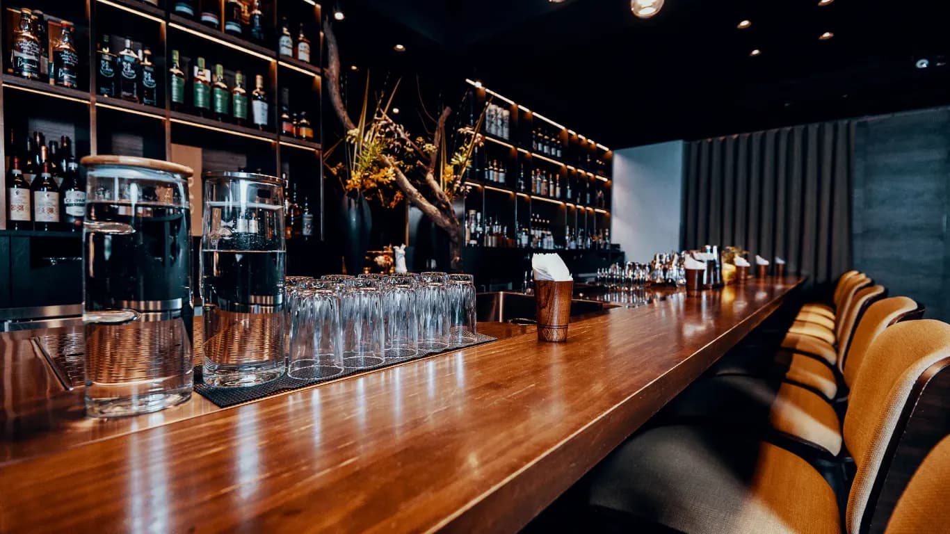 Establish and apply for a bar business license for American investors in the city. Ho Chi Minh